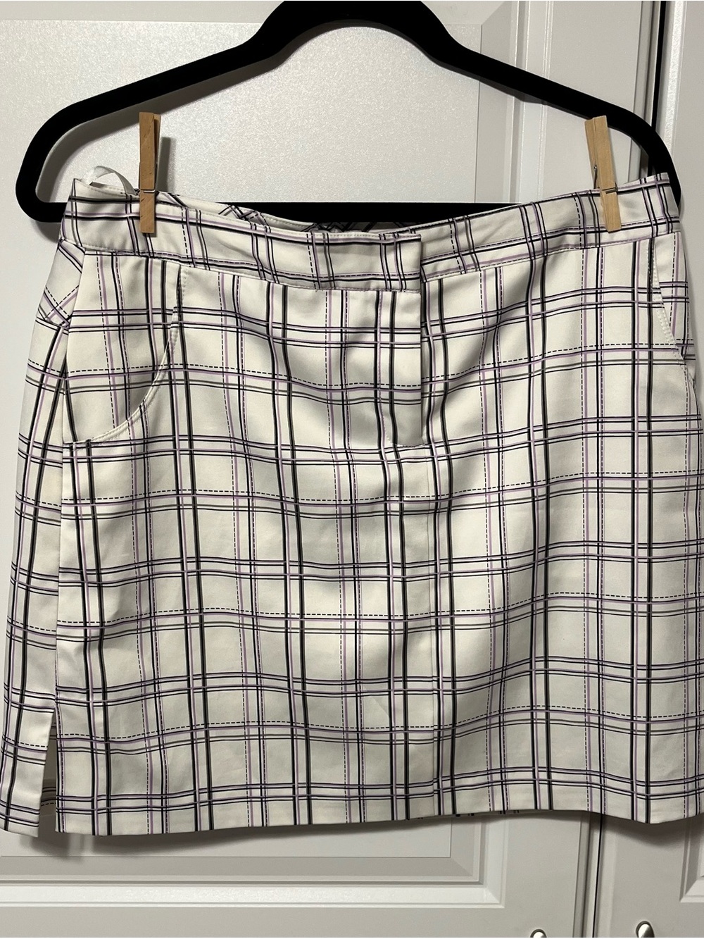 Izod  golf/ tennis skort  White Plaid with purple/ black Grid Detailing-8